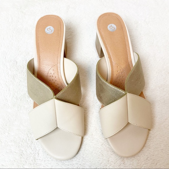 Dress barn cream and gold sandals - Picture 1 of 7